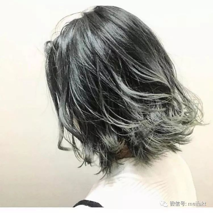 也可以把短发做成微卷烫的处理,设计出稍微带有凌乱感的线条就好了