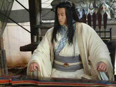 荆轲双腿叉立的倚着柱子，冷笑骂道：不是为活捉你，你早死了