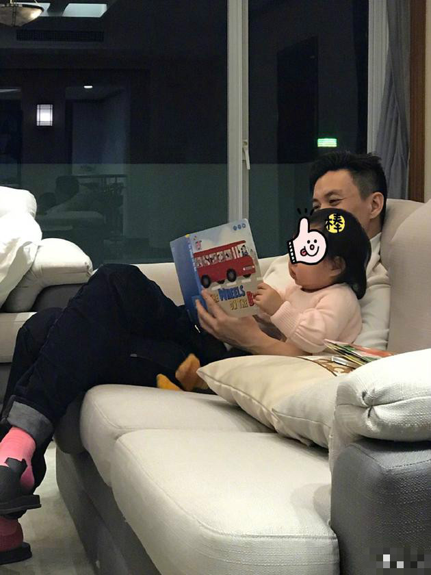 朱丹终于可以休息了？周一围陪女儿看书画面温馨