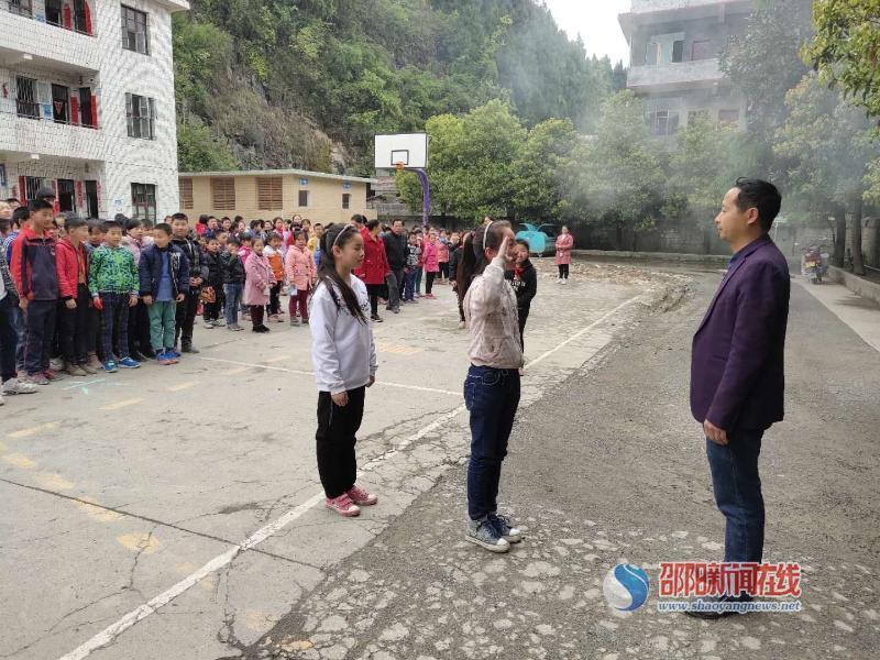 隆回县荷田乡青龙小学开展消防安全演练活动