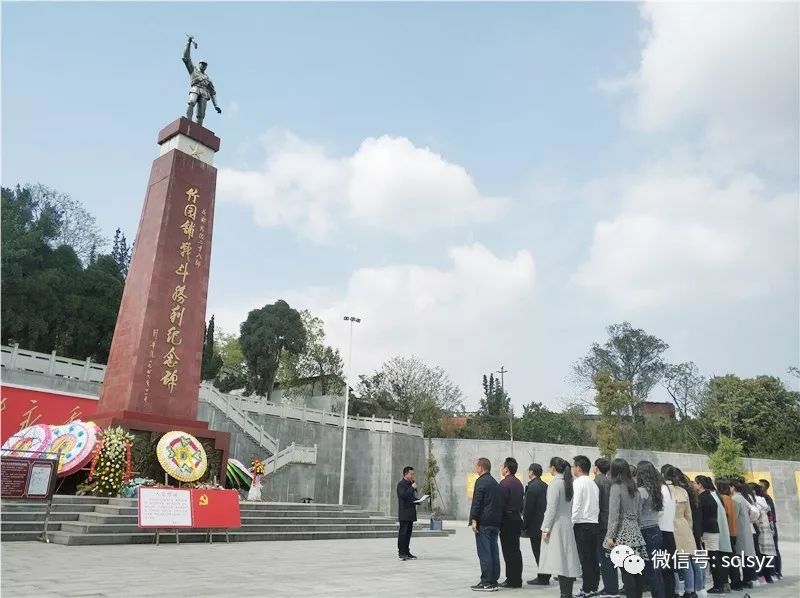 李火根书记作重要讲话听烈士陵园工作人员介绍英雄事迹通过祭扫活动