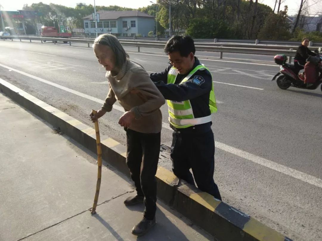 老人高速道口“迷路”,接下来发生的事情很温馨... 新888真人平台