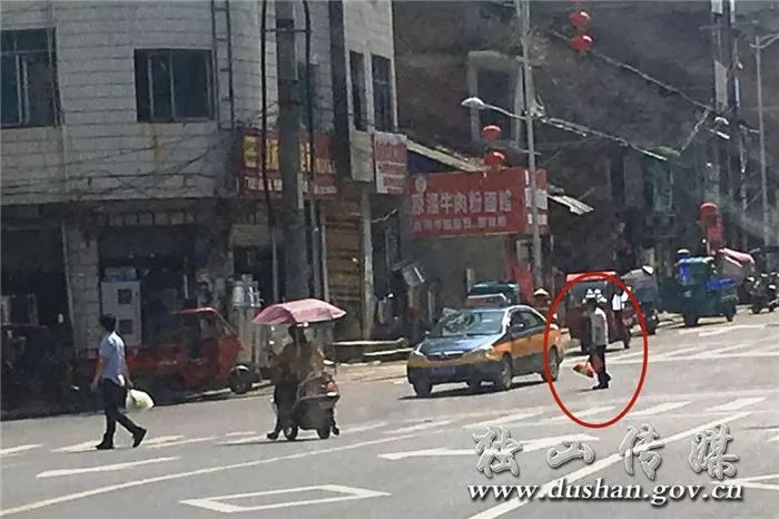 【曝光台】独山这些行人横穿马路——你认识吗?