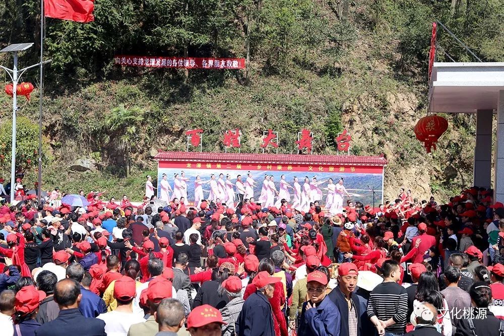 到处洋溢着欢乐的气氛;桃源县汉剧团也带来了精彩的节目表演,为龙潭镇