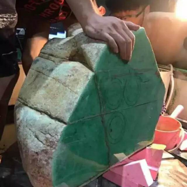 200公斤的原石在线切,一刀爆出满绿手镯数百支!铺了一地! 御匾会官网