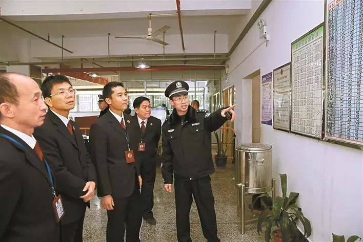 2018年,他以全省第四名的成绩荣获广东省刑事执行检察业务"标兵",也是