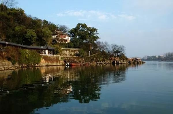 杨万里在富阳住了一个晚上，写了一首千古奇诗