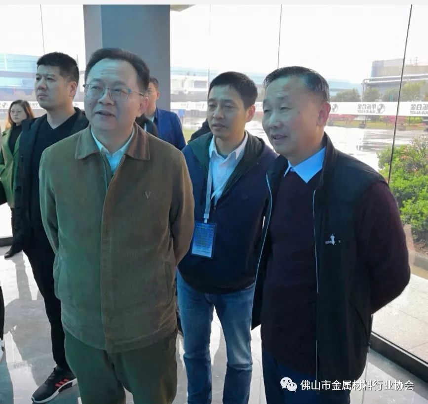 经理吴锦彬合影 上图:李会长与华乐合金董事长陆大淦等领导一起参观