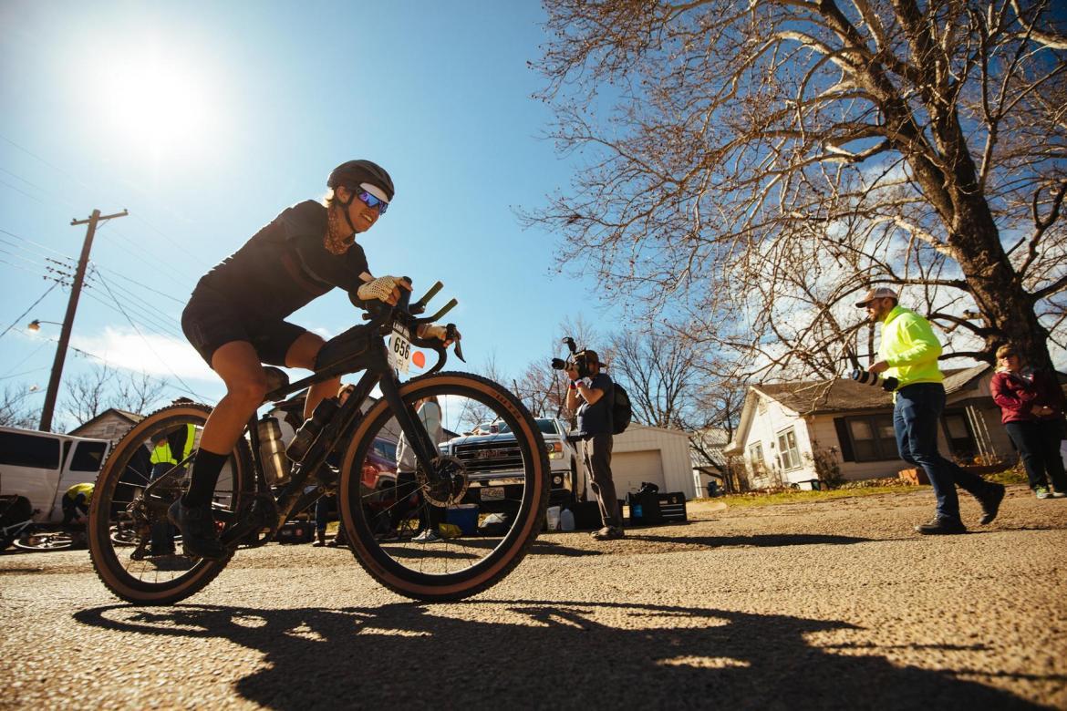 她一个单车旅行家，为什么要参加虐人的LR100