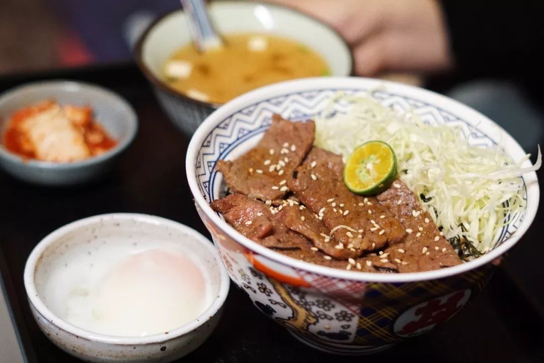 被这碗冲破次元壁的丼饭成功撩胃!足足90g安格斯牛肉