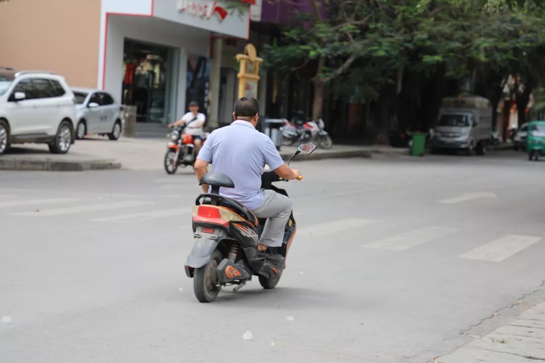 下一步,交警部门将严查电动车无牌,闯红灯占用机动车道行驶,超速行驶