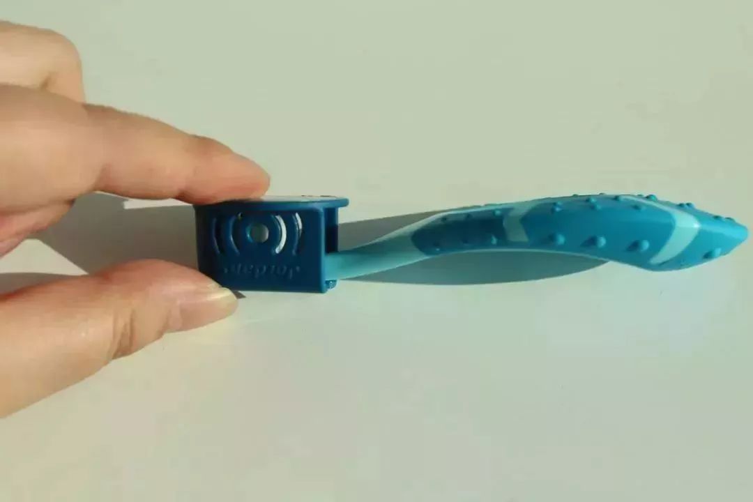                     宝宝太小总抗拒刷牙？用这招他主动要求刷