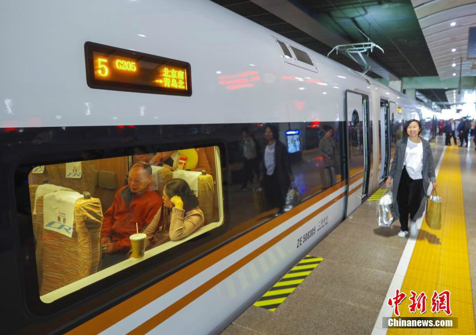 4月10日,北京南站,g205次"复兴号"动车组发车前,列车长牛鑫馨在车厢内