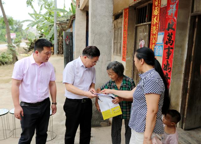 图为梁辉副市长与贫困户亲切交谈 在平阳村,梁辉走访慰问吴永英