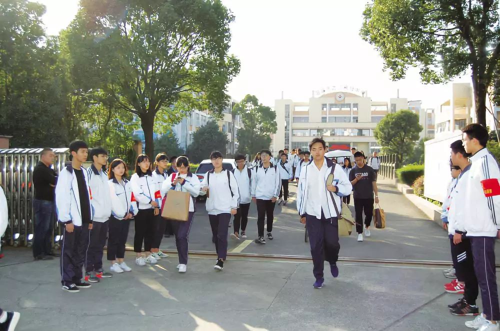 温岭之江高级中学4夏天的校服和秋冬的校服是同个样式,只是改成了