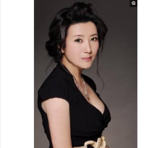 范冰冰"母亲",国家演员,获金鹰奖,53岁身材好