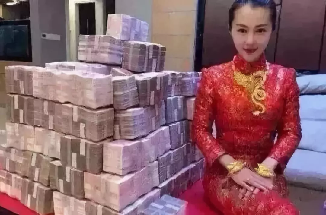 福建泉州一名新娘的结婚照惊呆小伙伴,照片中,她全身穿金戴银,令人