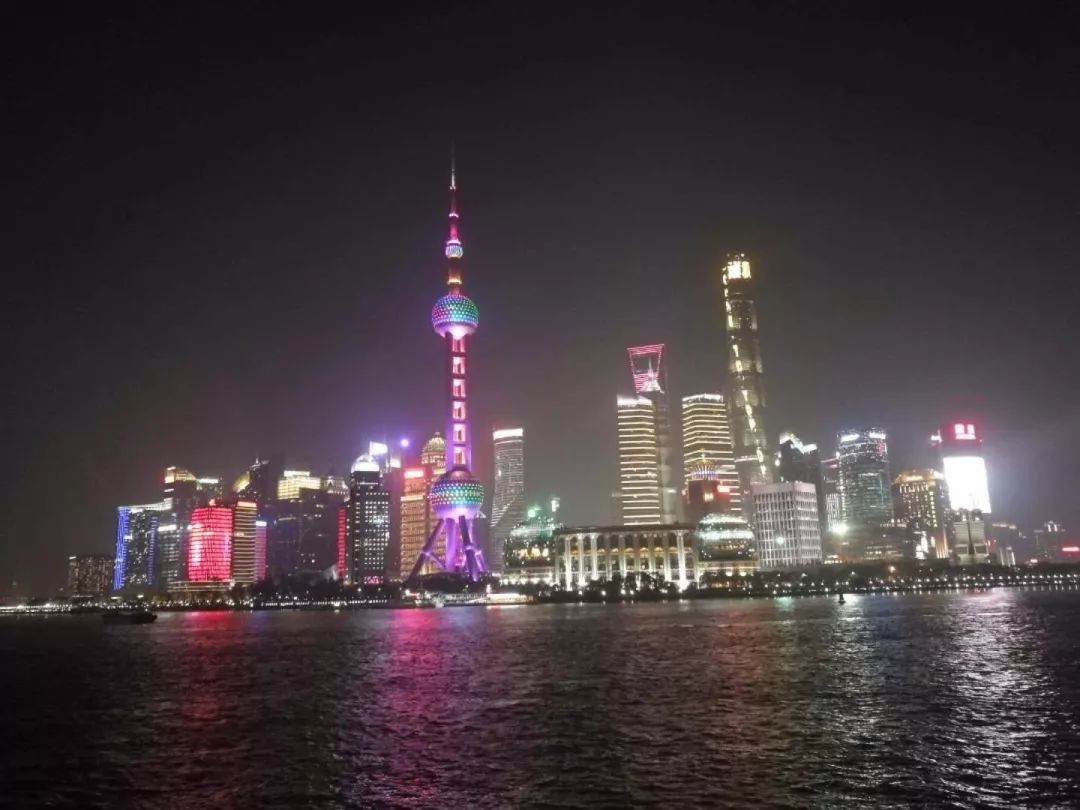 清明去上海,当然少不了去领略下外滩的高楼夜景,以及同样慕名而来的乌