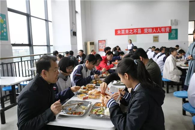 平安校园你的健康我来守护青岛二中分校孙先亮校长检查食品安全工作并