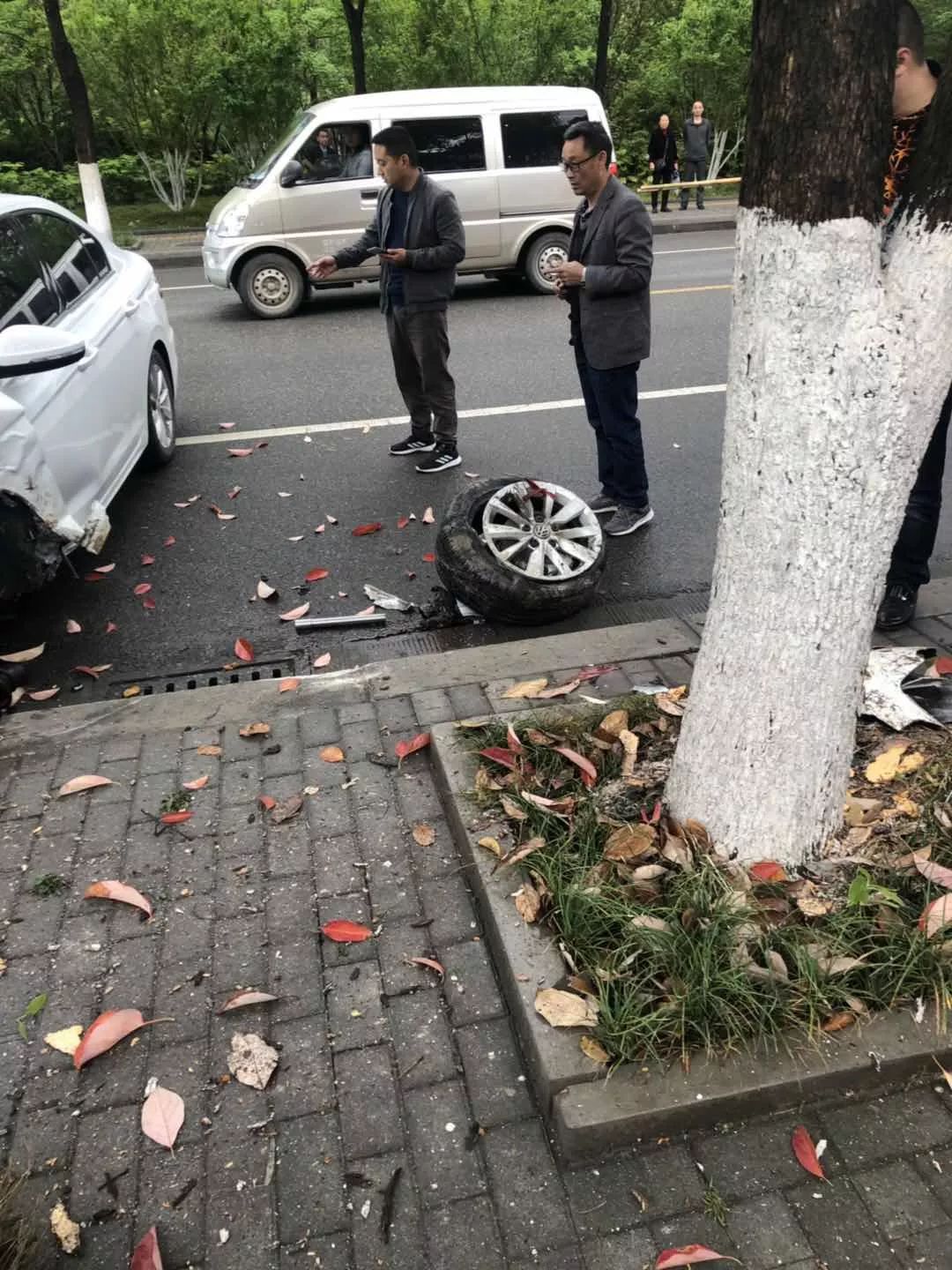 广元城区连发2起车祸！雨天路滑，谨慎驾驶道路5bm