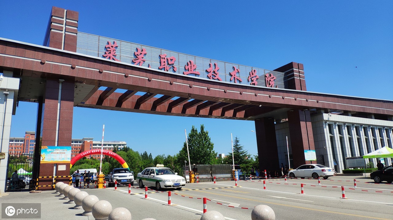 开学季:实拍山东济南莱芜职业技术学院,校园内成了临时停车场
