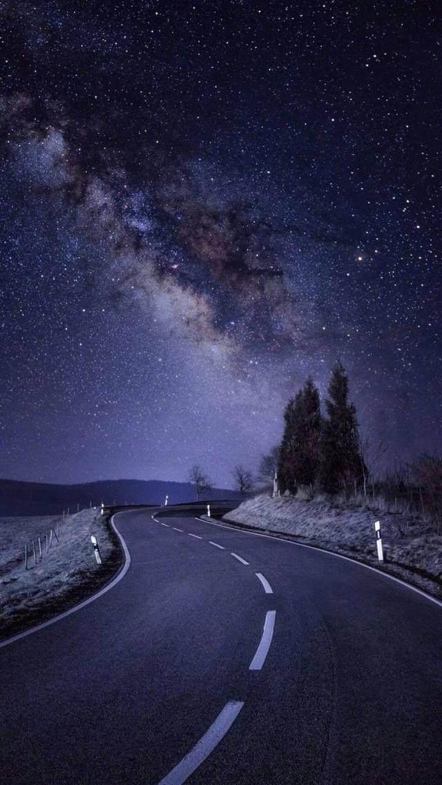 星空之所以美丽,是因为它璀璨在黑夜里,也许,人的一生,必须如星空般