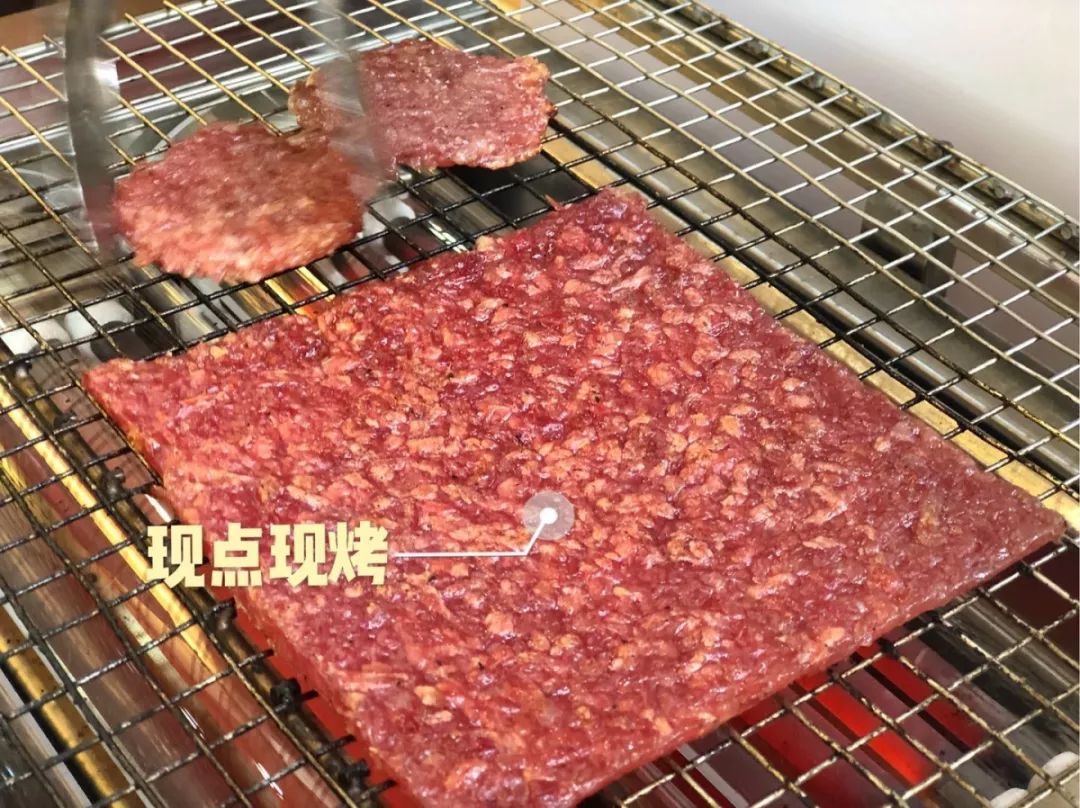 不需等待太长时间,肉脯分分钟就烤好了 烤炙过的 焦香味道非常浓郁