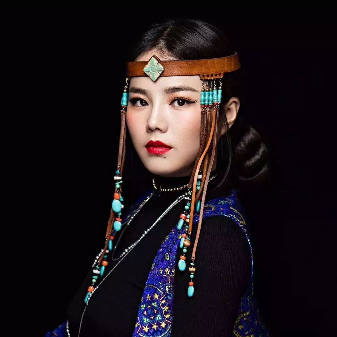 阿木古楞蒙古族青年女歌手
