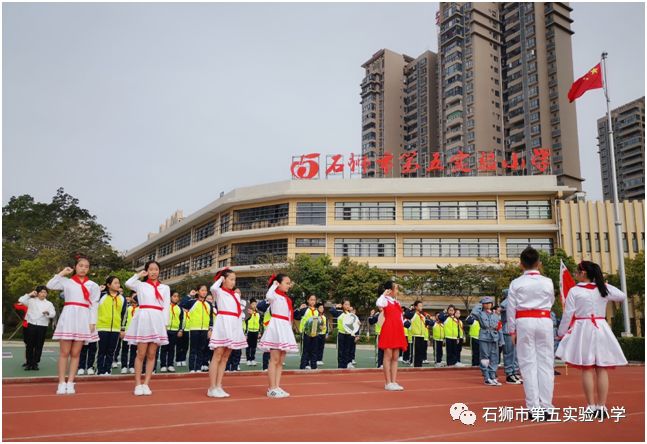 踏着先烈的足迹前行记石狮市第五实验小学502中队在英雄的旗帜下成长