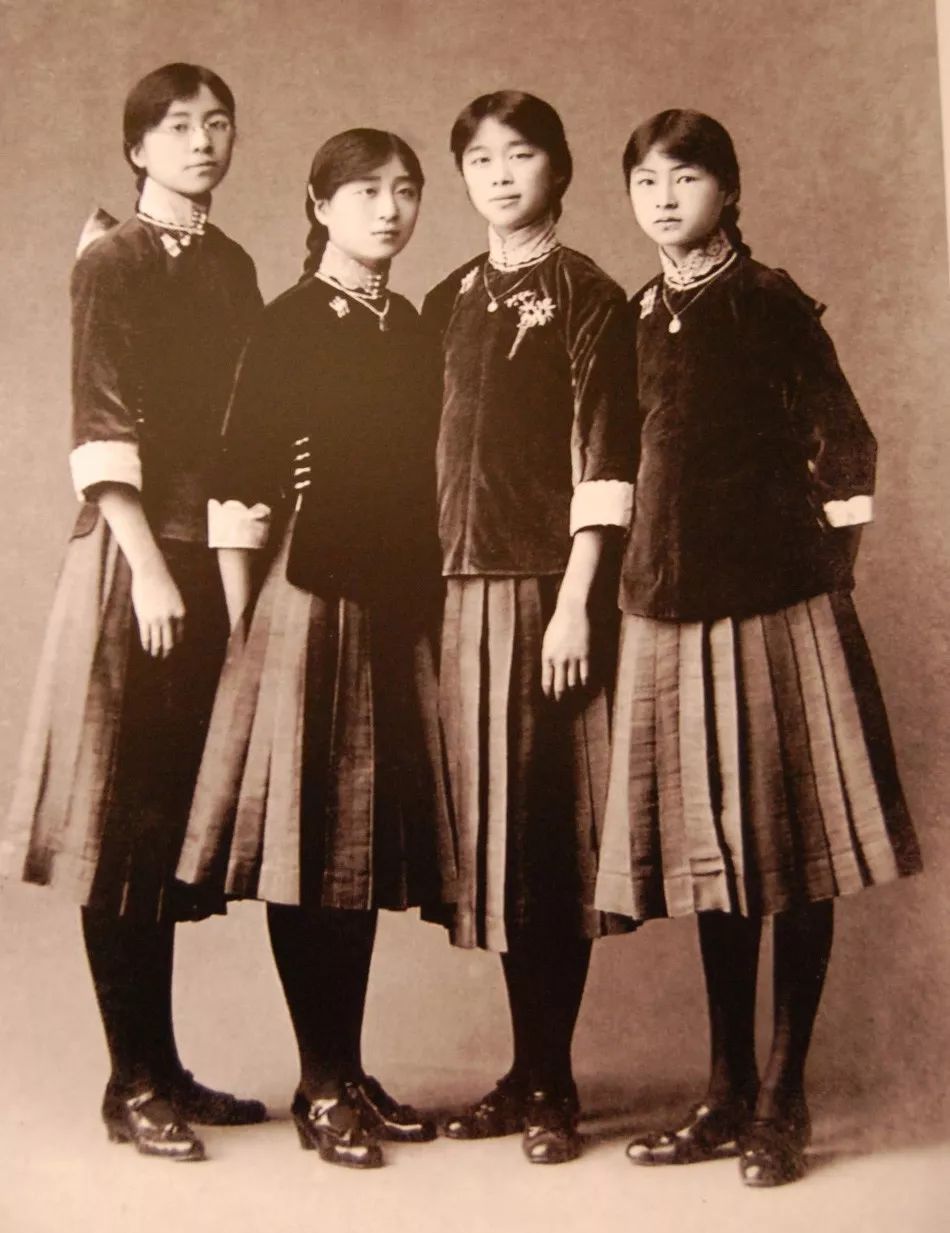 1916年 12岁的林徽因(右一)与表姐妹们身穿北京培华女子中学校服