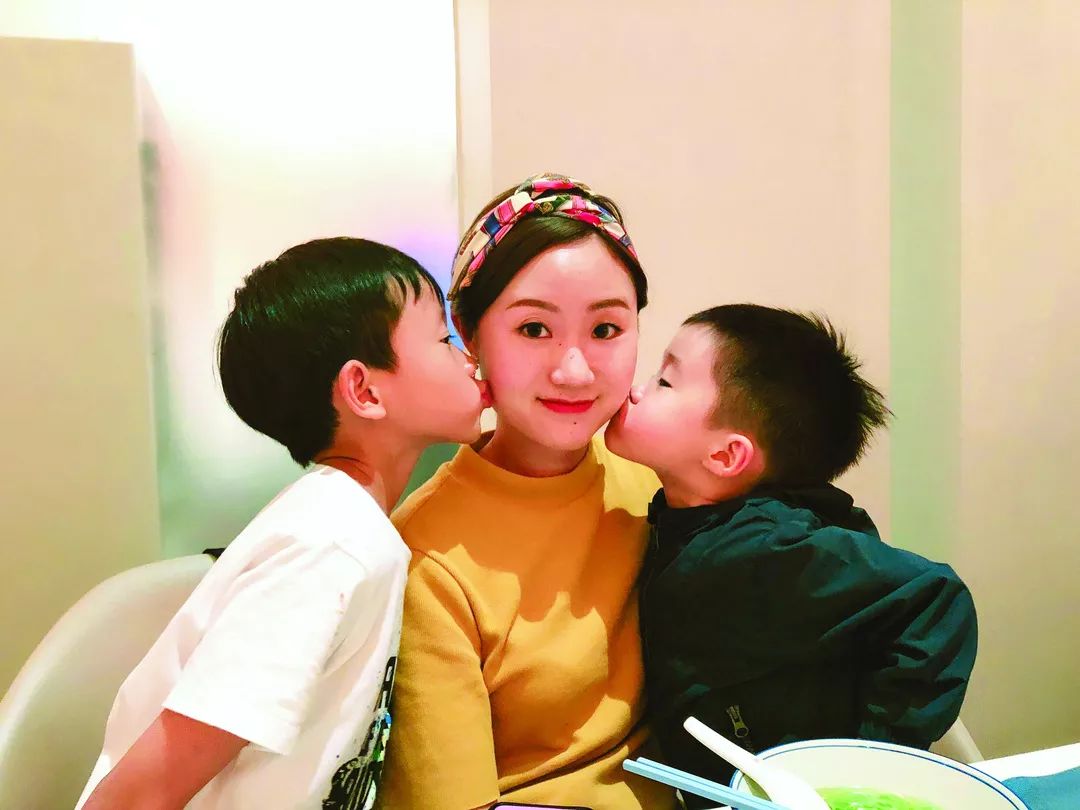 陈怡为孩子立下榜样,两个孩子也开心地亲吻妈妈.