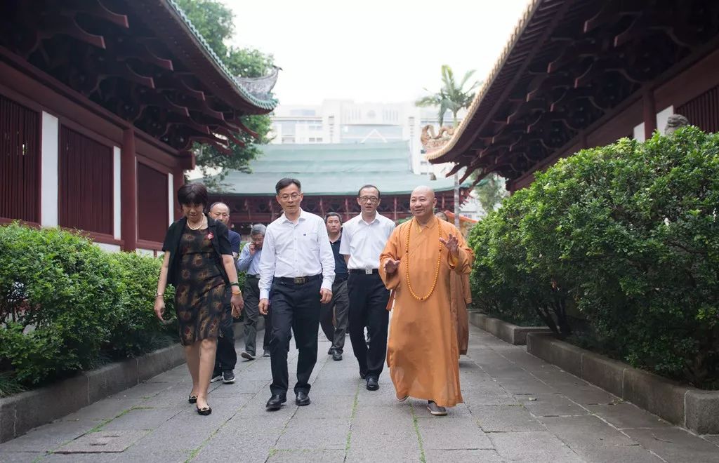 明生大和尚介绍光孝寺的建筑和历史