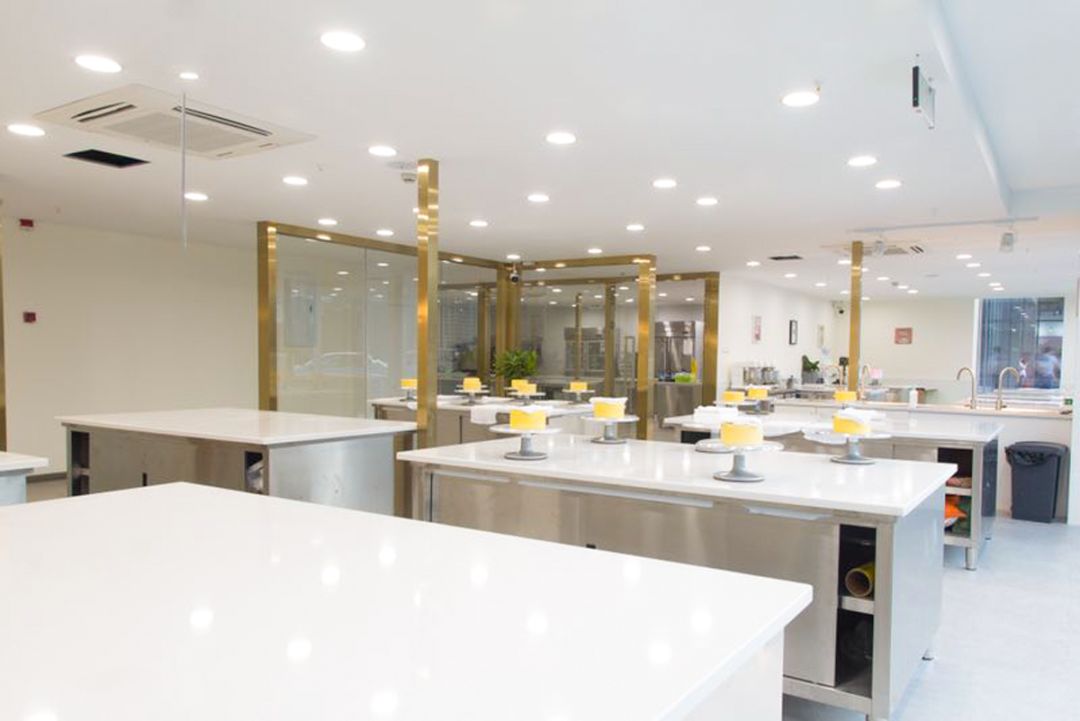 白墙与高级的金色系搭配 简约 明亮的落地玻璃窗设计 从教室到会议室