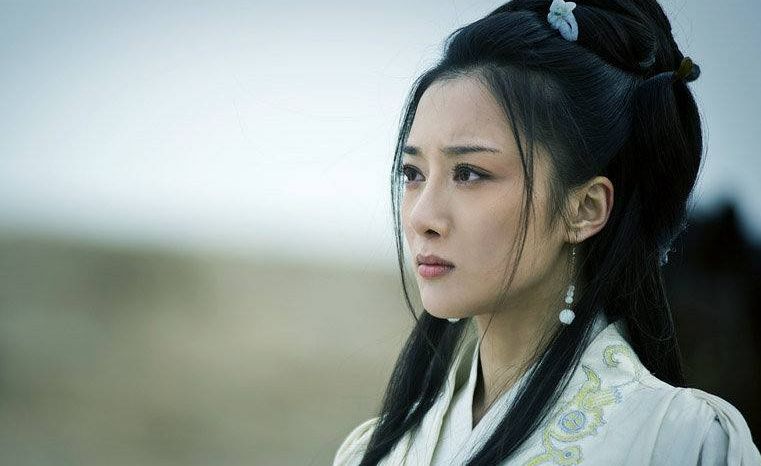 其实李依晓演技扎实 演绎过很多经典的角色 《楚汉传奇》的虞姬 有
