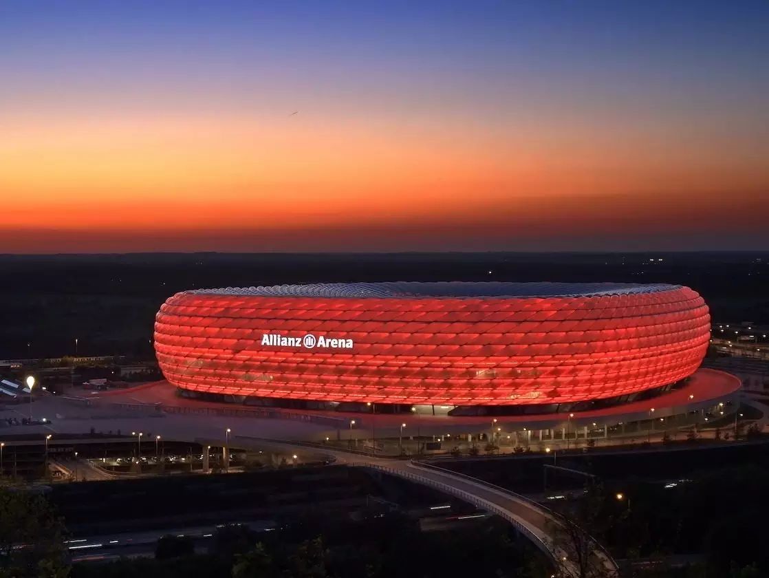 慕尼黑安联球场(allianz arena)以它精巧的结构壮丽的外观,成为慕尼黑