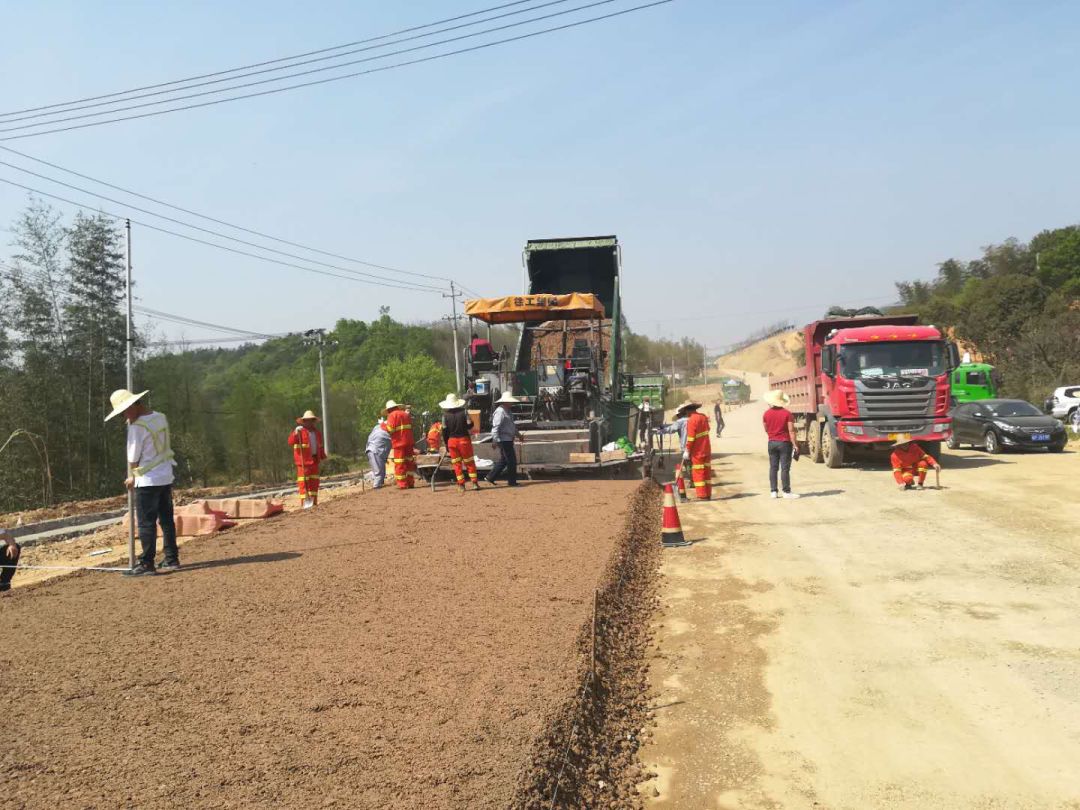 s459广安路改建工程开始进行路面基层摊铺