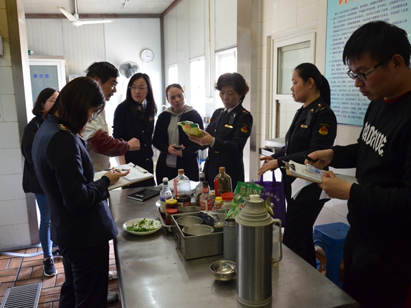 傅宇董事长_莘庄镇副镇长傅宇带队开展社区食堂检查指导