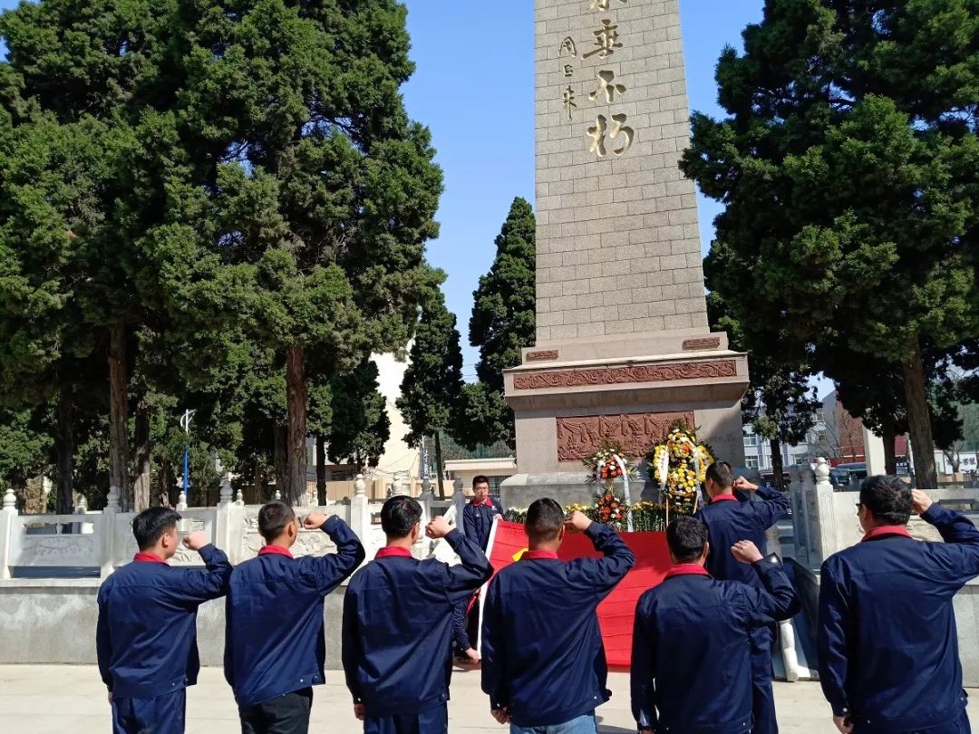 郑州建业房建项目鲜花祭英烈誓言告忠魂4月5日,郑州市中牟县烈士陵园