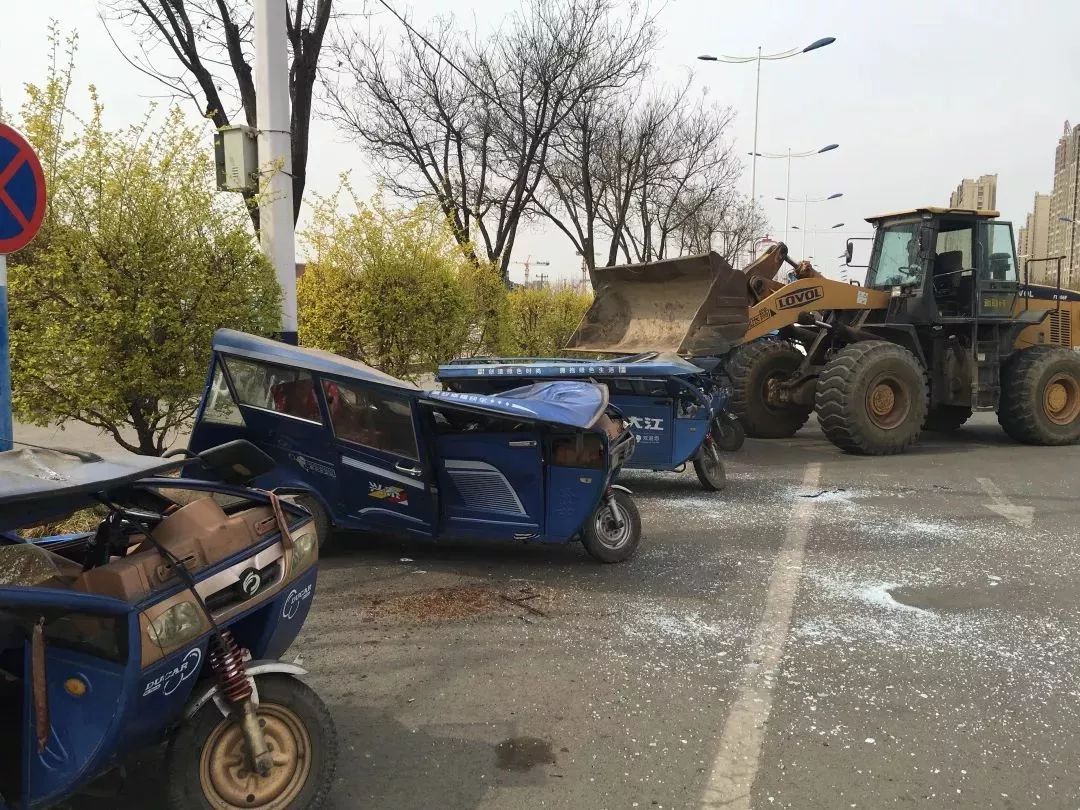 直击现场唐山一地现场销毁一批非法运营三轮车