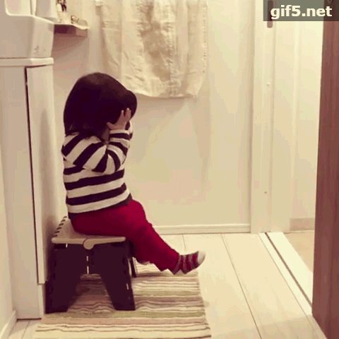 日本一小萝莉担心哥哥拉粑粑不顺利，坐在厕所门口给哥哥加油