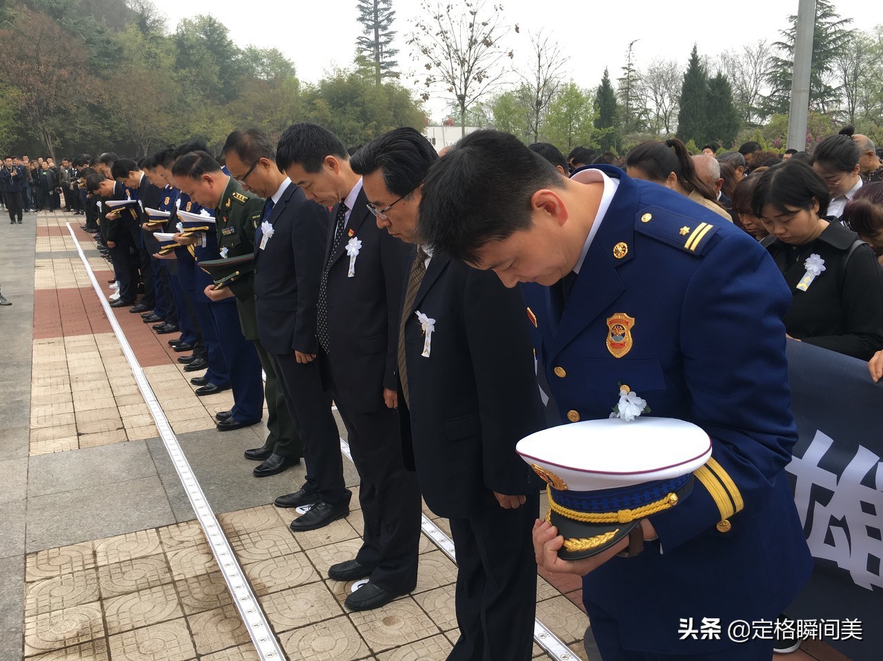 肃穆,道路两旁挤满了前来迎接宝鸡人民好儿子张向博烈士回家的群众