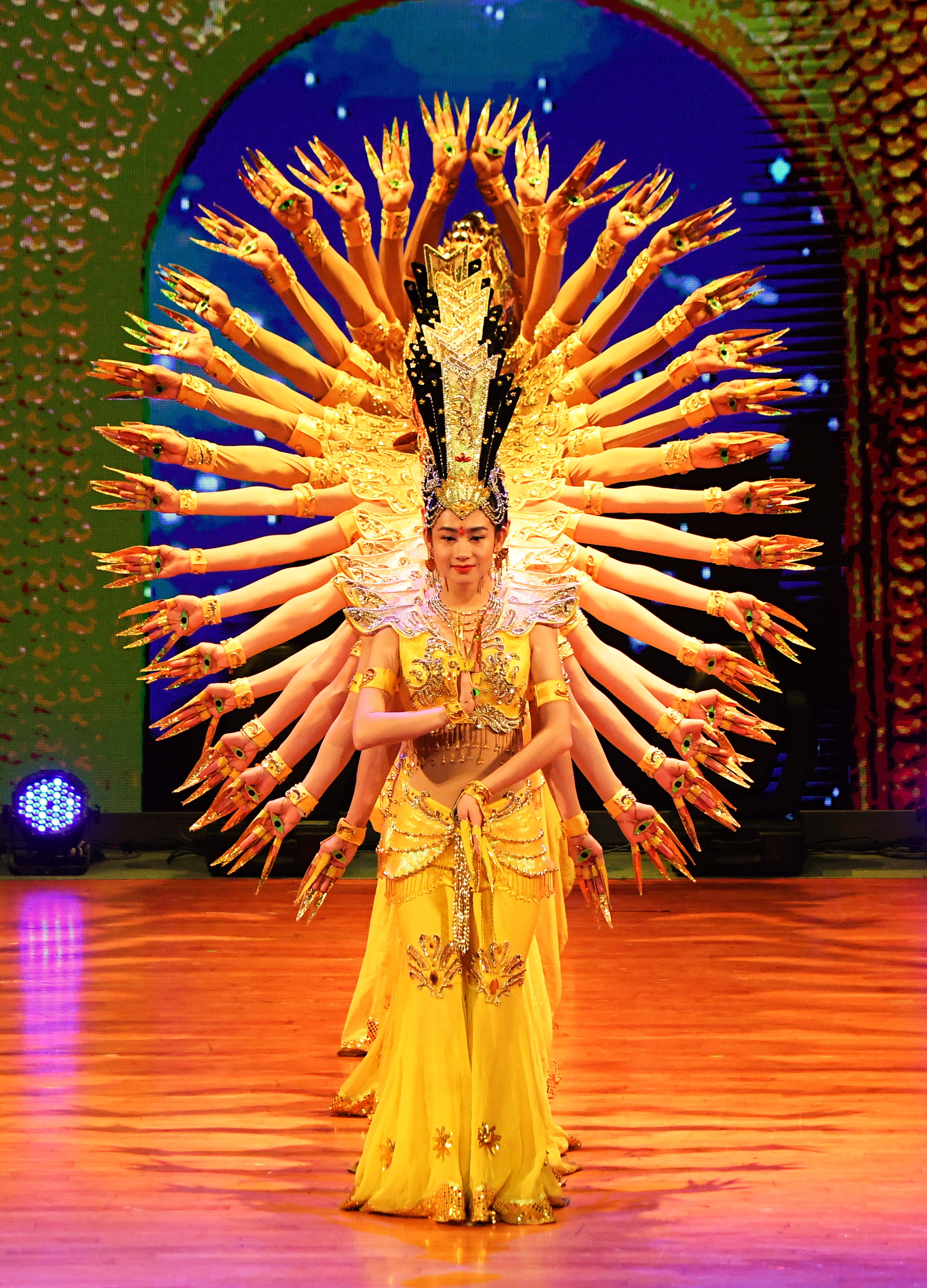 4月12日,演员在表演舞蹈《千手观音》.