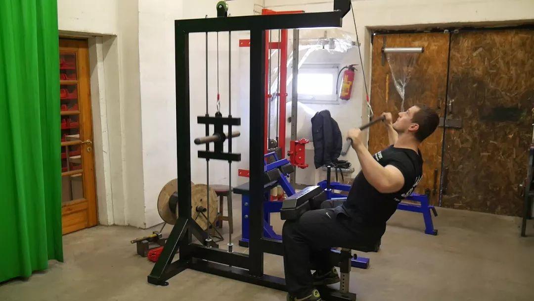 高位下拉机是训练背部肌肉最重要的器械!