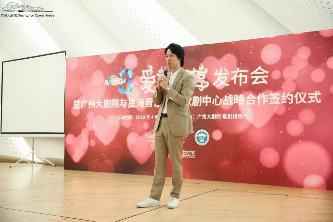 星海音乐学院歌剧中心副主任,讲师冯国栋为大家介绍舞美制作情况