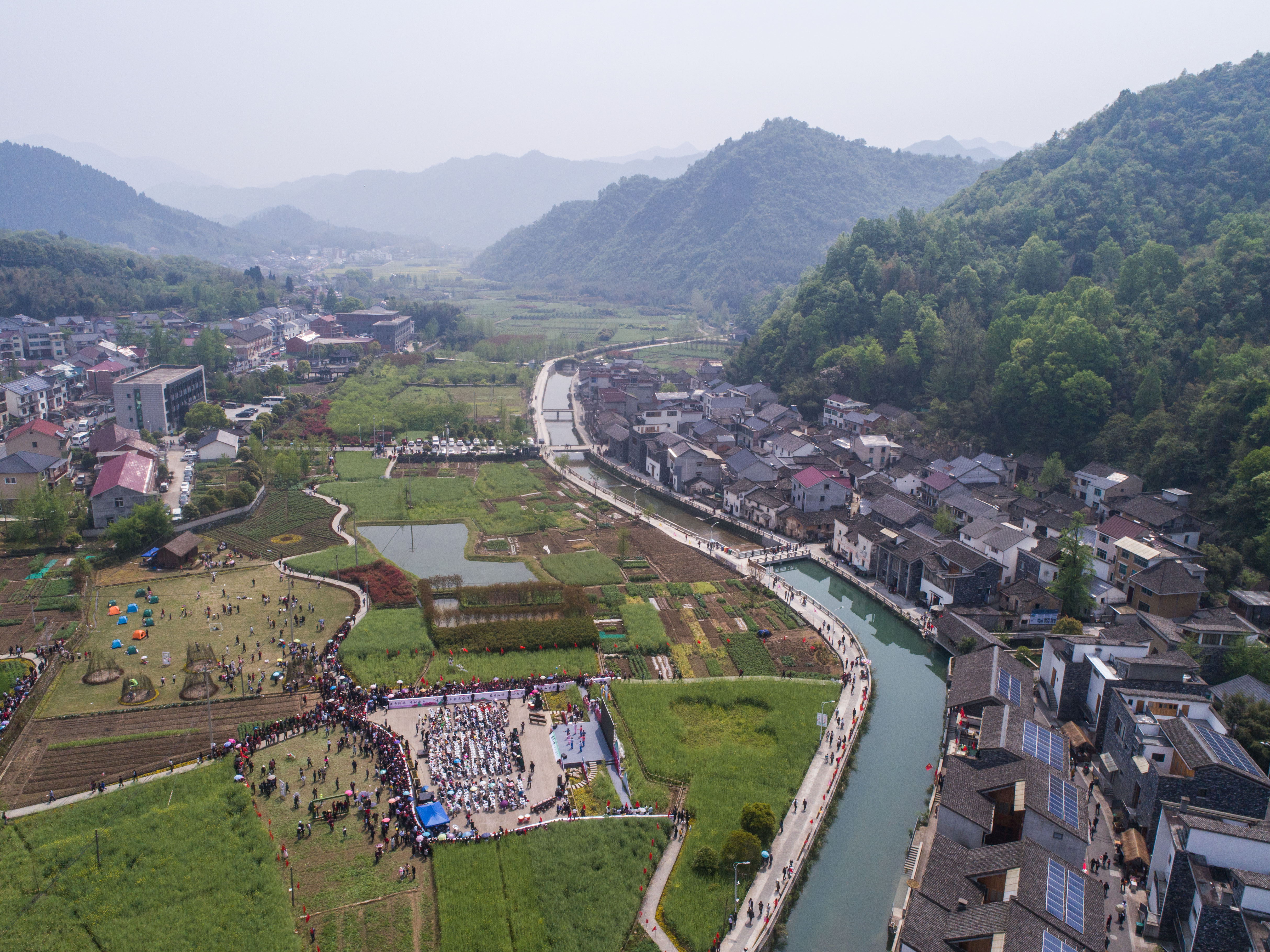 各地乡村人口_各地乡村的大集市图片