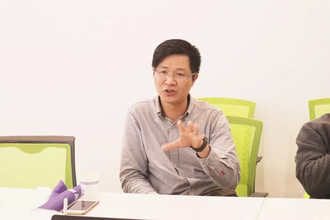 各组长各抒己见:第一组组长陈焕楠分享"通过小组的活动带动不活跃的