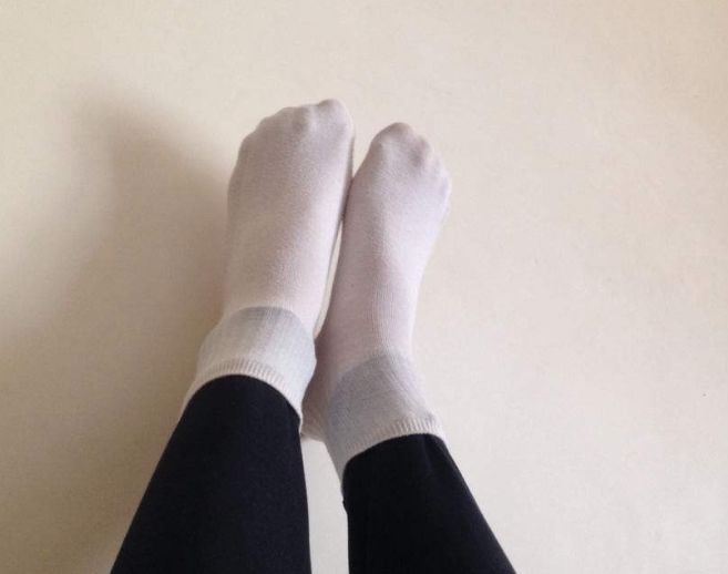 白袜子又黄又脏难清洗?袜子上撒一把"它"轻轻一搓,洁白又干净