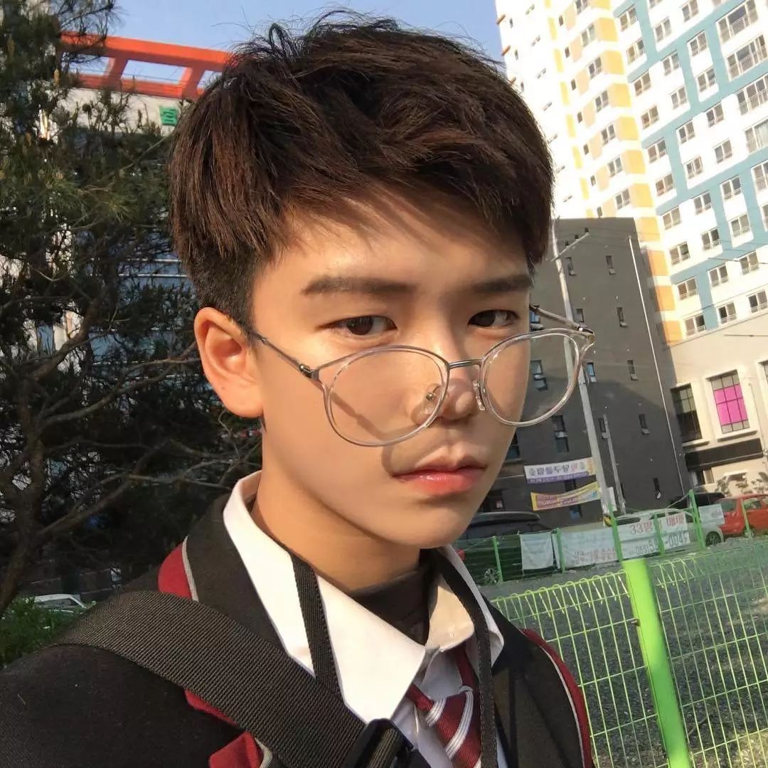 14款适合戴眼镜男生帅气短发