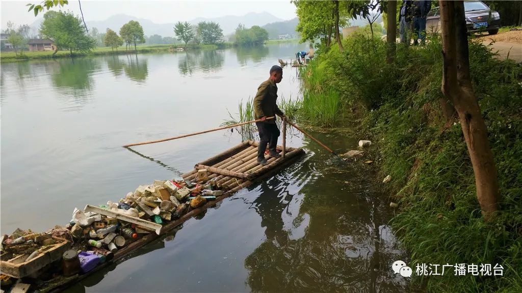 沾溪水面现大量漂浮垃圾当地政府迅速组织清理