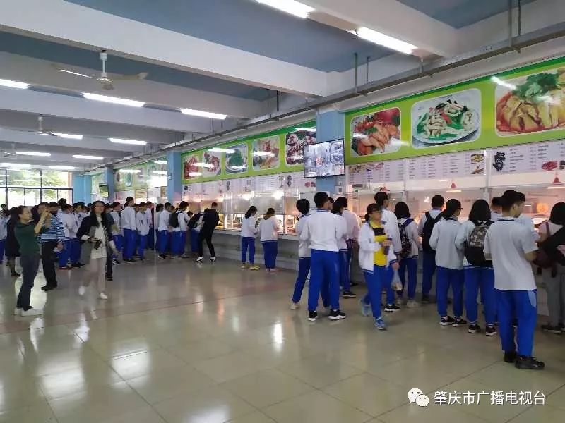 端州全面实行校园陪餐制肇庆市第一中学高中部师生家长同台用餐